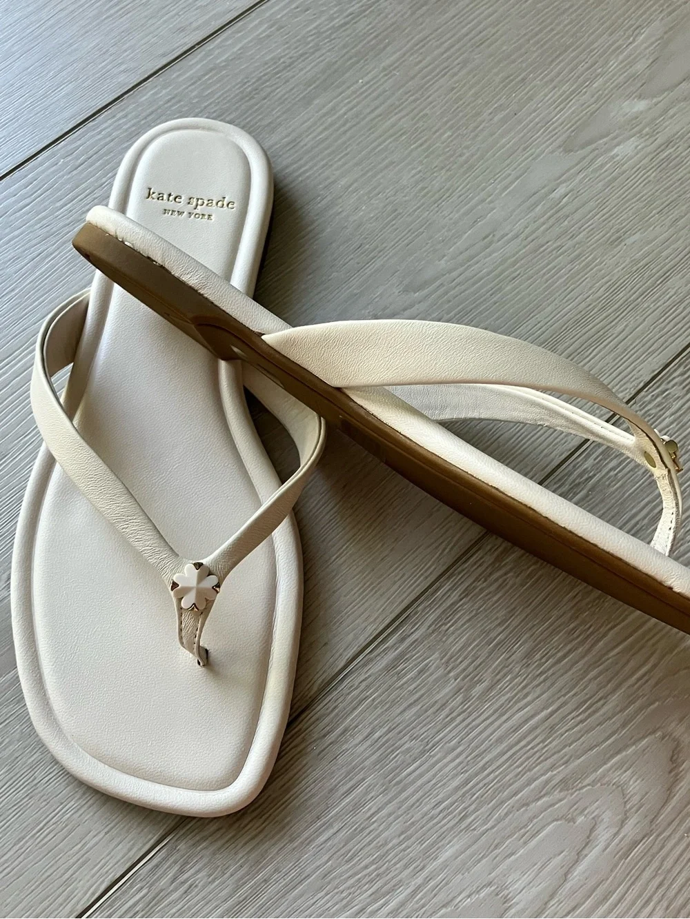 NWT Kate Spade Flower Smooth Leather Flip-Flop (Taro Milk) Size 7